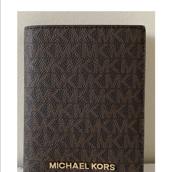 New Michael Kors Jet Set Travel Medium Passport Case Brown - Picture 4 of 6